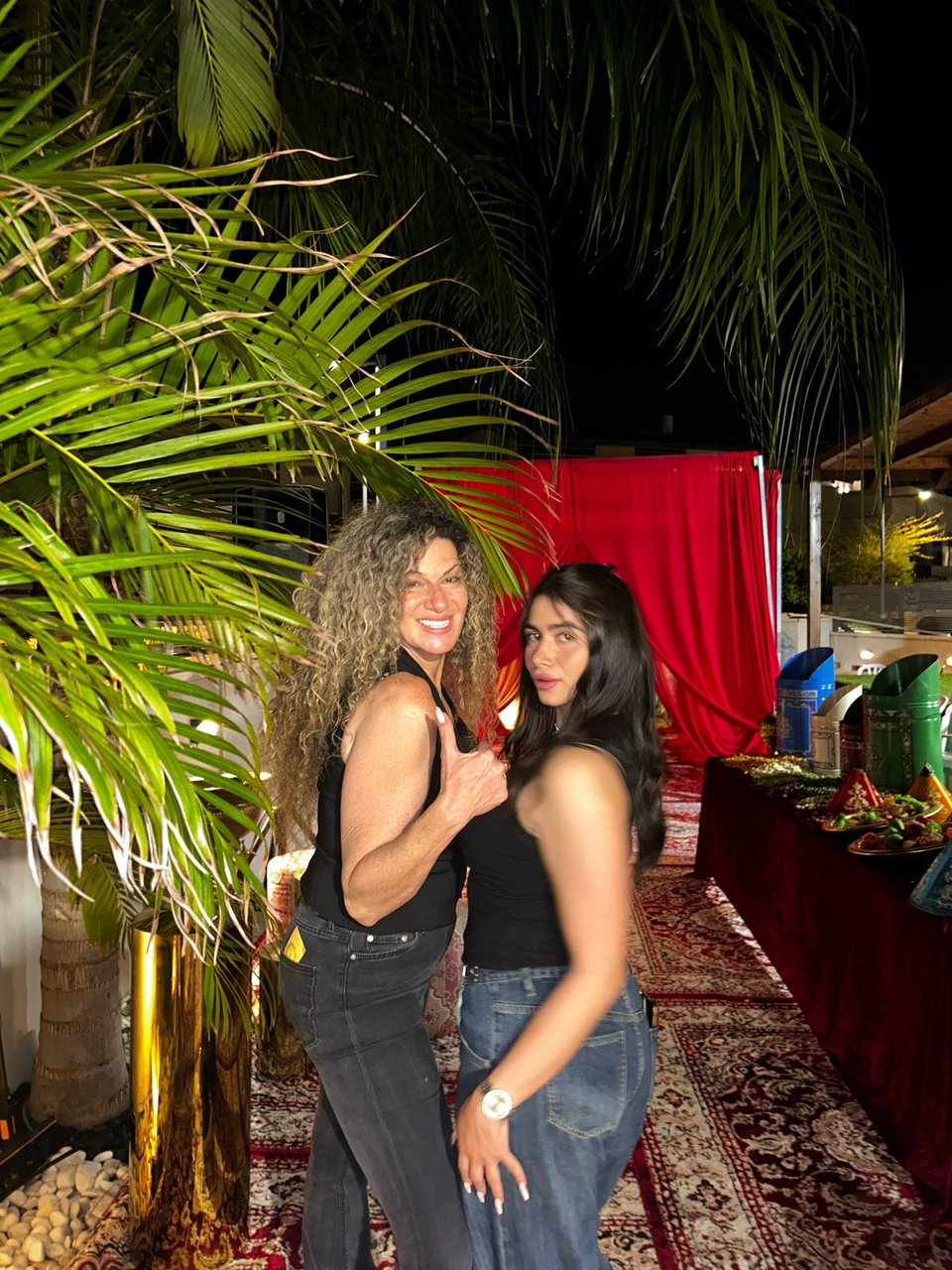 אור מאור החינה עם אורחת באירוע